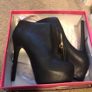 Qupid heels size 9.